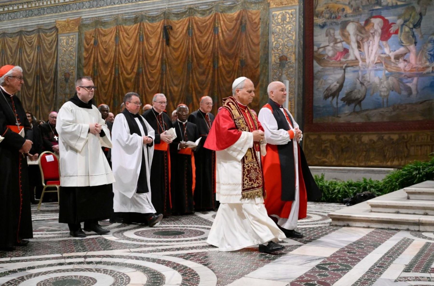 El Santo Padre ingresa en la Capilla Sixtina para la oración ecuménica con los Reyes de Inglaterra. Foto: Vaticano News