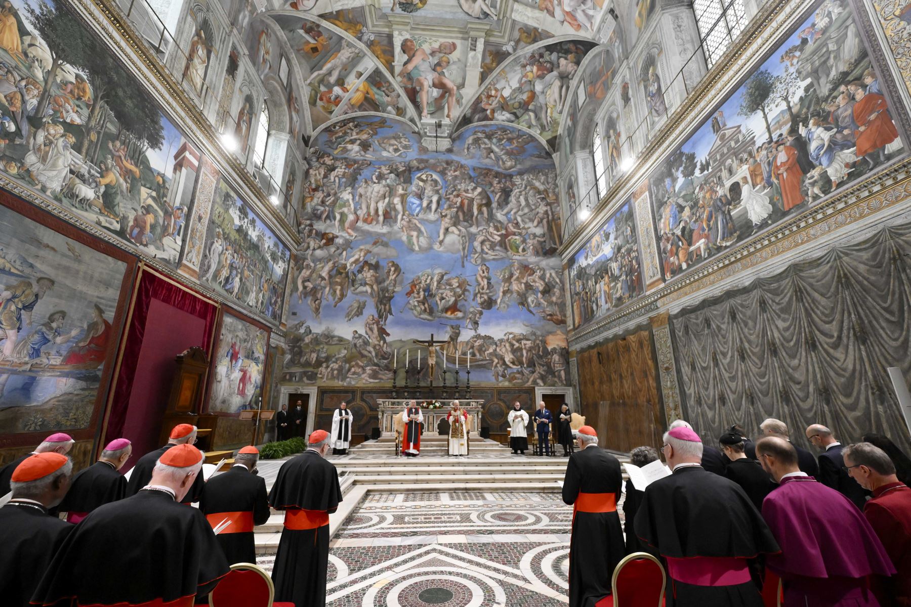 El papa León XIV y el arzobispo de York, Stephen Cottrell, presiden en la Capilla Sixtina en el Vaticano la oración ecuménica dedicada a la defensa del medio ambiente en la que participan los reyes de Reino Unido, Carlos III y Camila, un evento histórico que se produce después de casi 500 años de la reforma anglicana. Foto: EFE