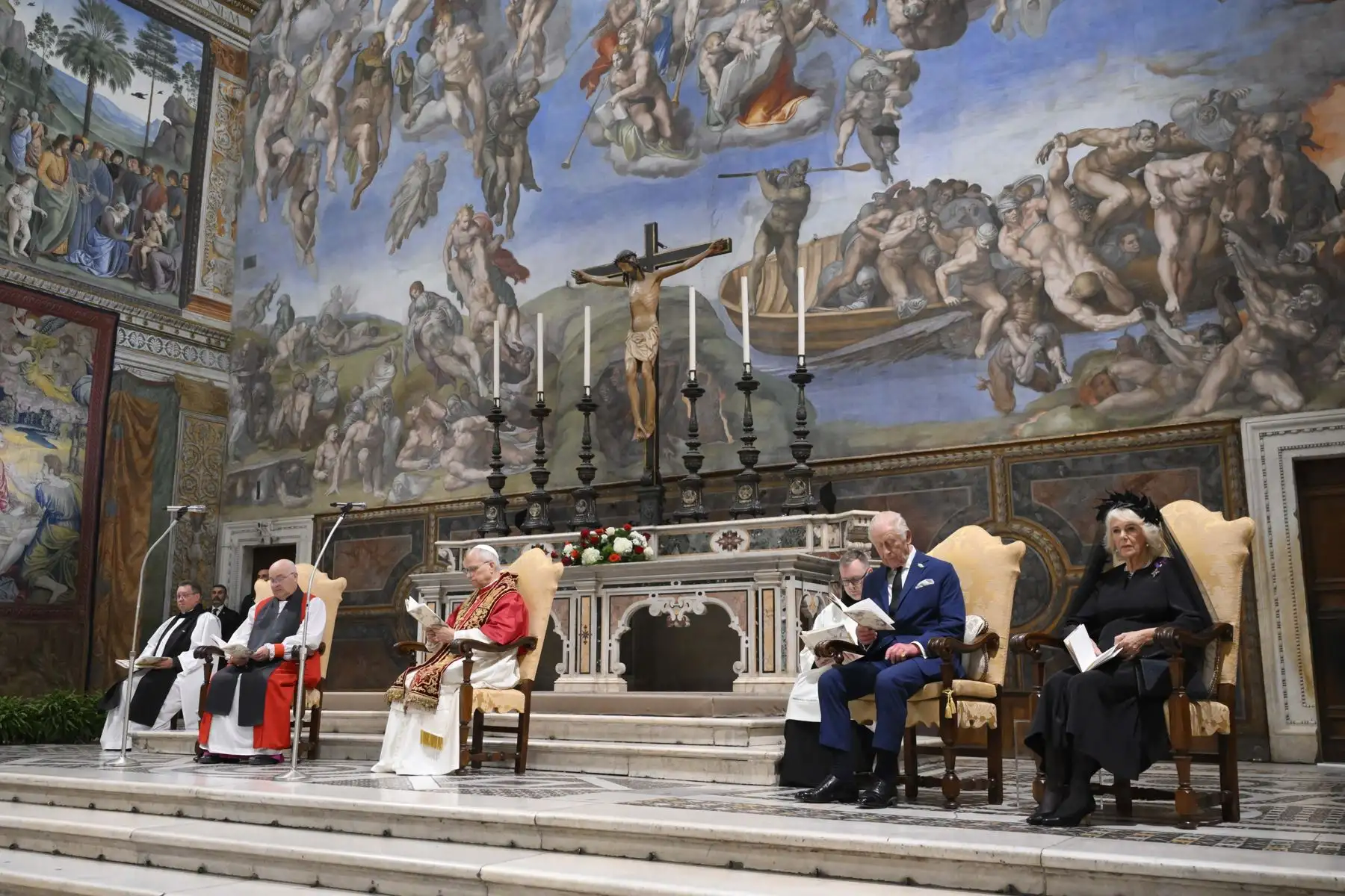 El papa León XIV y el arzobispo de York, Stephen Cottrell, presiden en la Capilla Sixtina en el Vaticano la oración ecuménica dedicada a la defensa del medio ambiente en la que participan los reyes de Reino Unido, Carlos III y Camila, un evento histórico que se produce después de casi 500 años de la reforma anglicana. Foto: EFE