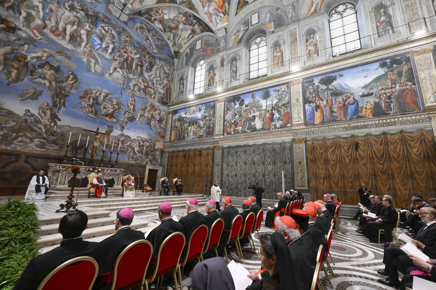 El papa León XIV y el arzobispo de York, Stephen Cottrell, presiden en la Capilla Sixtina en el Vaticano la oración ecuménica dedicada a la defensa del medio ambiente en la que participan los reyes de Reino Unido, Carlos III y Camila, un evento histórico que se produce después de casi 500 años de la reforma anglicana. Foto: EFE
