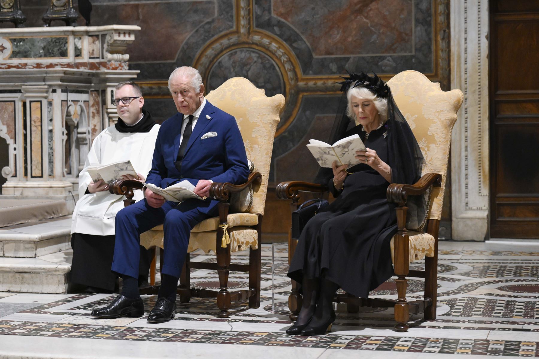 El papa León XIV y el arzobispo de York, Stephen Cottrell, presiden en la Capilla Sixtina en el Vaticano la oración ecuménica dedicada a la defensa del medio ambiente en la que participan los reyes de Reino Unido, Carlos III y Camila, un evento histórico que se produce después de casi 500 años de la reforma anglicana. Foto: EFE