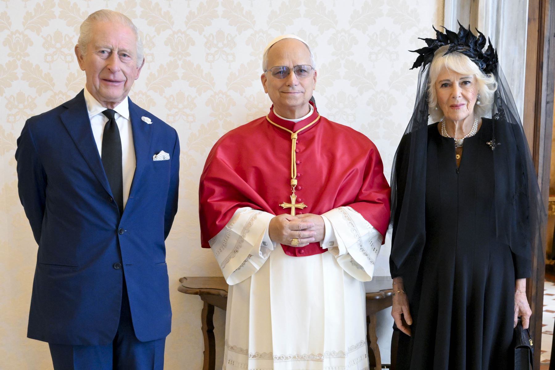 Los reyes de Reino Unido, Carlos III y Camila, llegaron este jueves al Vaticano para su reunión con el papa León XIV y la posterior histórica oración ecuménica en la Capilla Sixtina en la que un monarca británico y un pontífice rezarán juntos después de casi 500 años. Foto: EFE