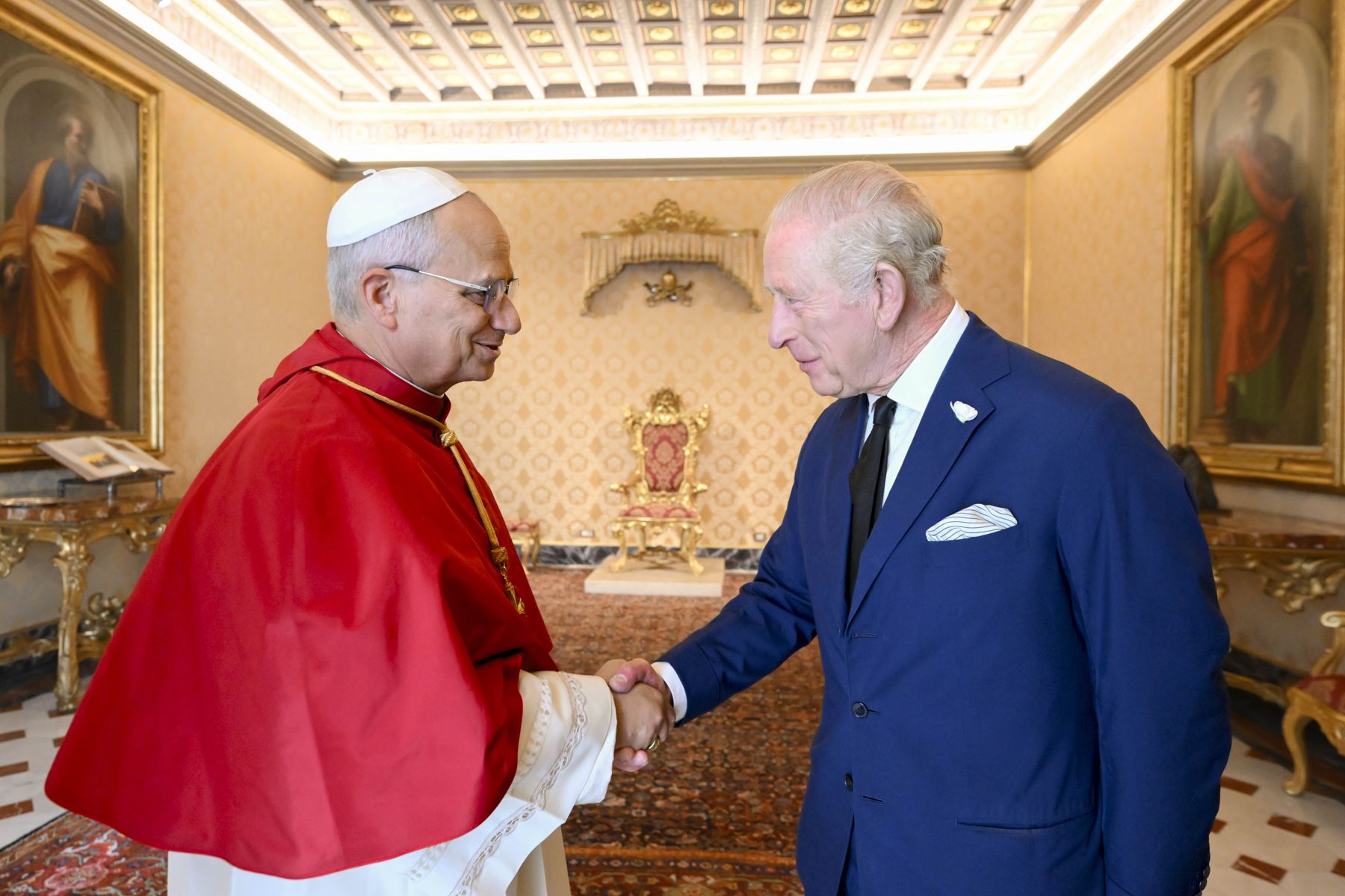 Los reyes de Reino Unido, Carlos III y Camila, llegaron este jueves al Vaticano para su reunión con el papa León XIV y la posterior histórica oración ecuménica en la Capilla Sixtina en la que un monarca británico y un pontífice rezarán juntos después de casi 500 años. Foto: EFE