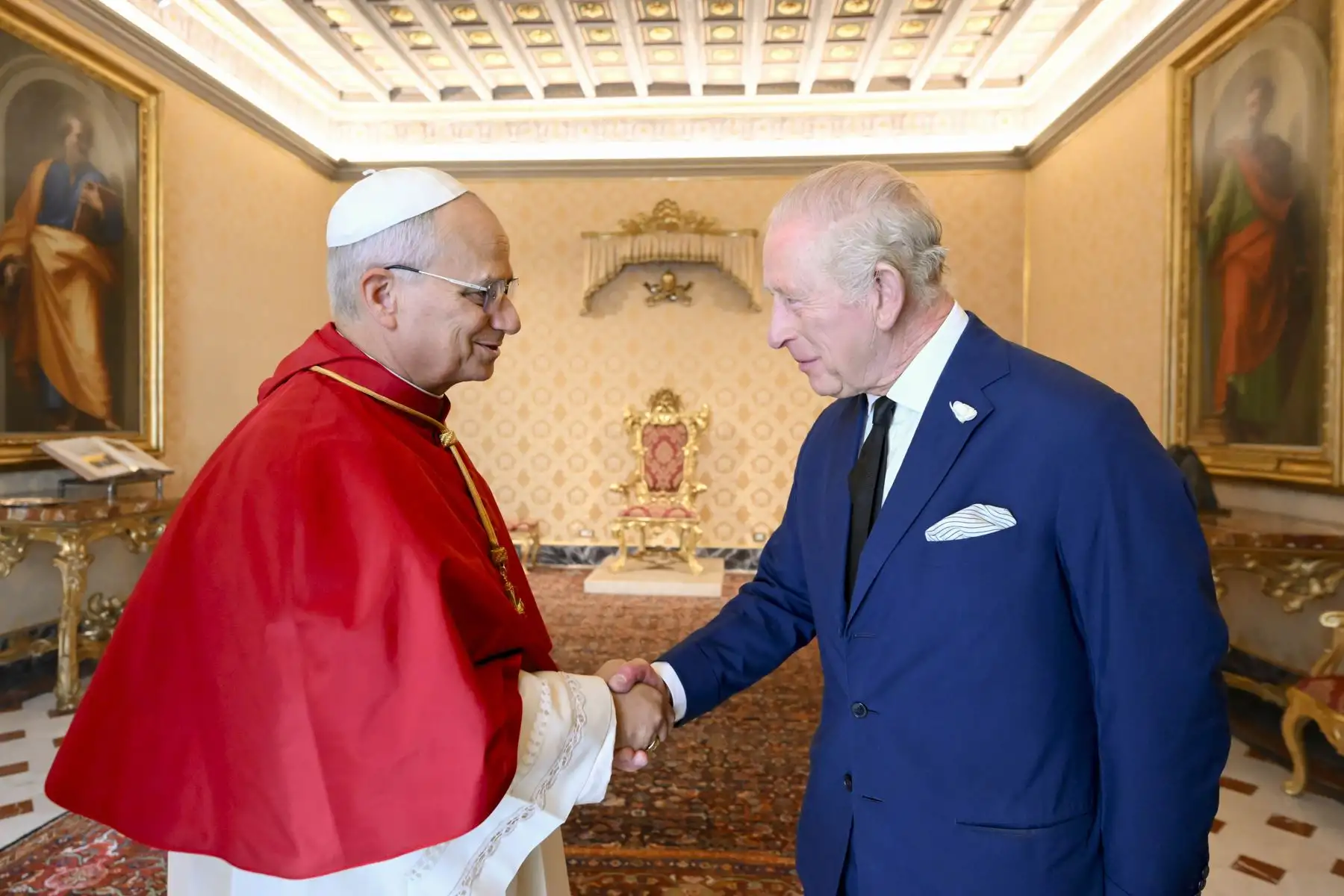 Los reyes de Reino Unido, Carlos III y Camila, llegaron este jueves al Vaticano para su reunión con el papa León XIV y la posterior histórica oración ecuménica en la Capilla Sixtina en la que un monarca británico y un pontífice rezarán juntos después de casi 500 años. Foto: EFE