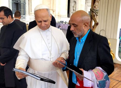 El artista cajamarquino José Luis Chávez Tejada fue recibido por el papa León XIV en el Vaticano. En el breve encuentro le entregó un ejemplar de su fotolibro con imágenes de Cajamarca y una carta de invtación para visitar esta ciudad para la festividad del Corpus Christi. ANDINA/Difusión