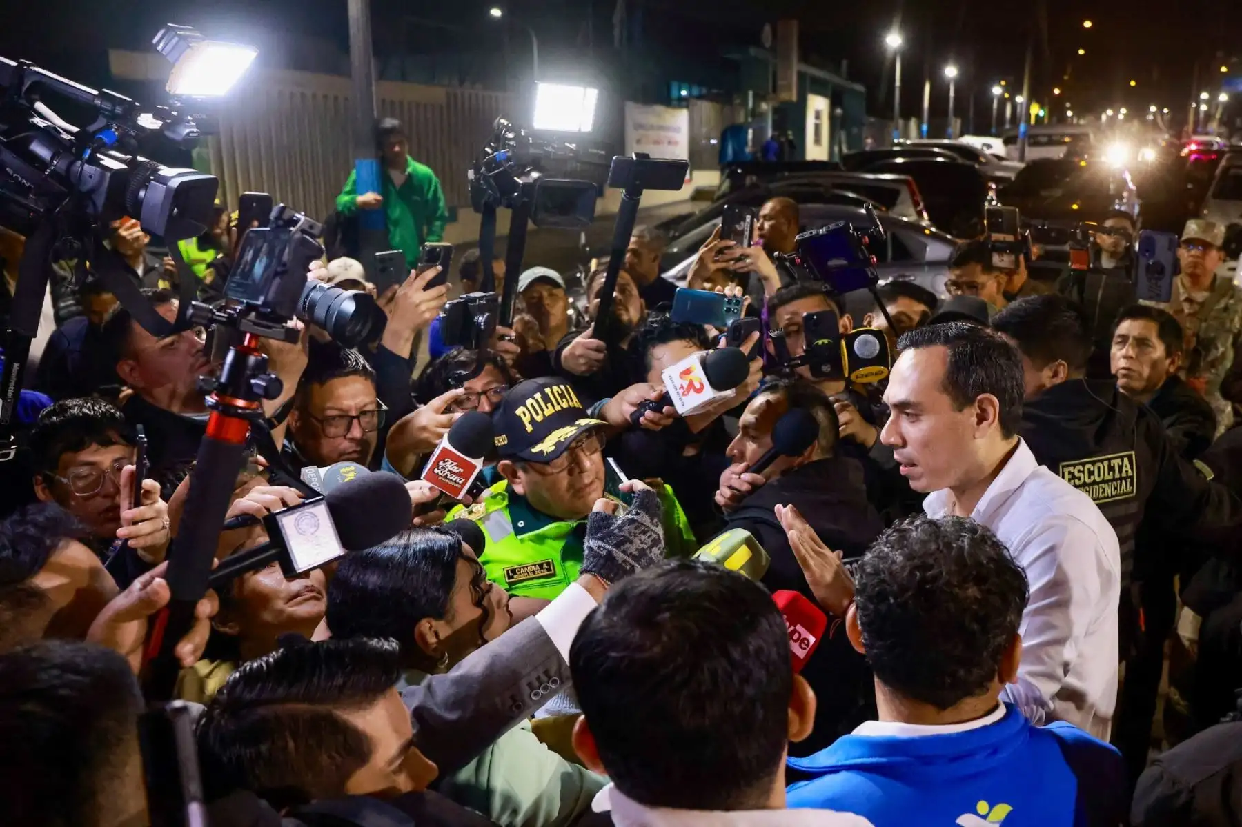El mandatario estuvo acompañado por el alcalde provincial del Callao, Pedro Spadaro, y el gobernador regional del Callao, Ciro Castillo, así como  autoridades policiales del primer puerto, a quienes pidió trabajar en conjunto contra la criminalidad. Foto: ANDINA/ Prensa Presidencia