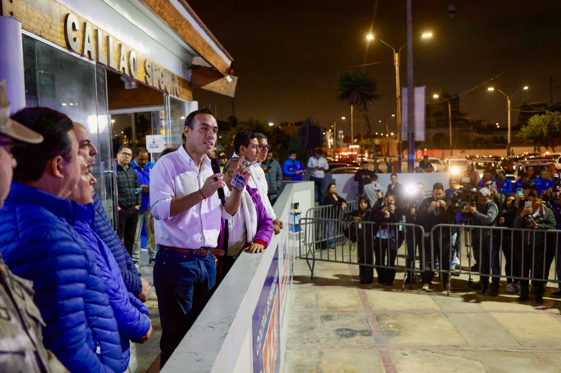 President of Peru, Jose Jeri lead a police operation against crime. ANDINA/Prensa Presidencia