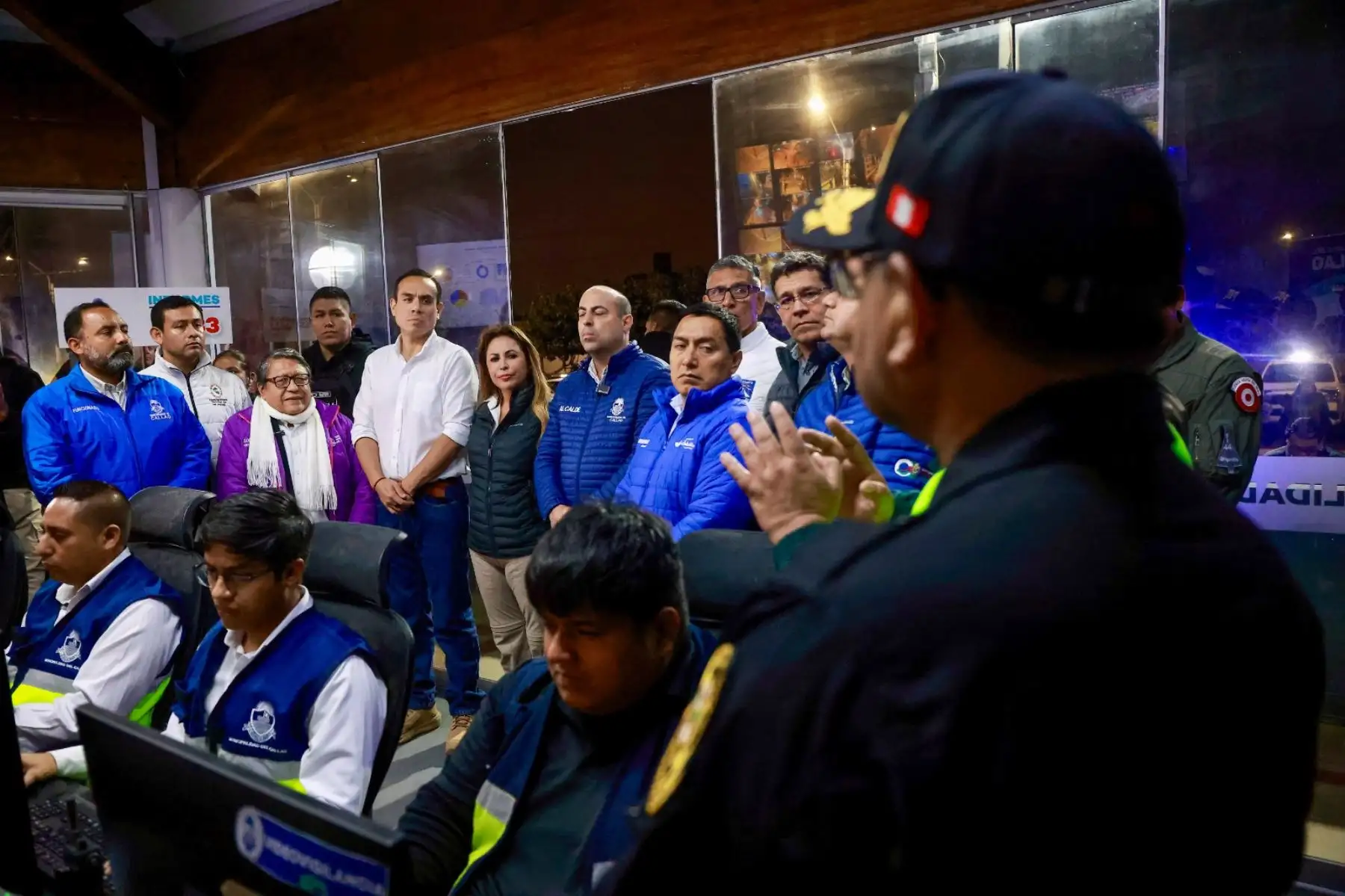 El mandatario estuvo acompañado por el alcalde provincial del Callao, Pedro Spadaro, y el gobernador regional del Callao, Ciro Castillo, así como  autoridades policiales del primer puerto, a quienes pidió trabajar en conjunto contra la criminalidad. Foto: ANDINA/ Prensa Presidencia
