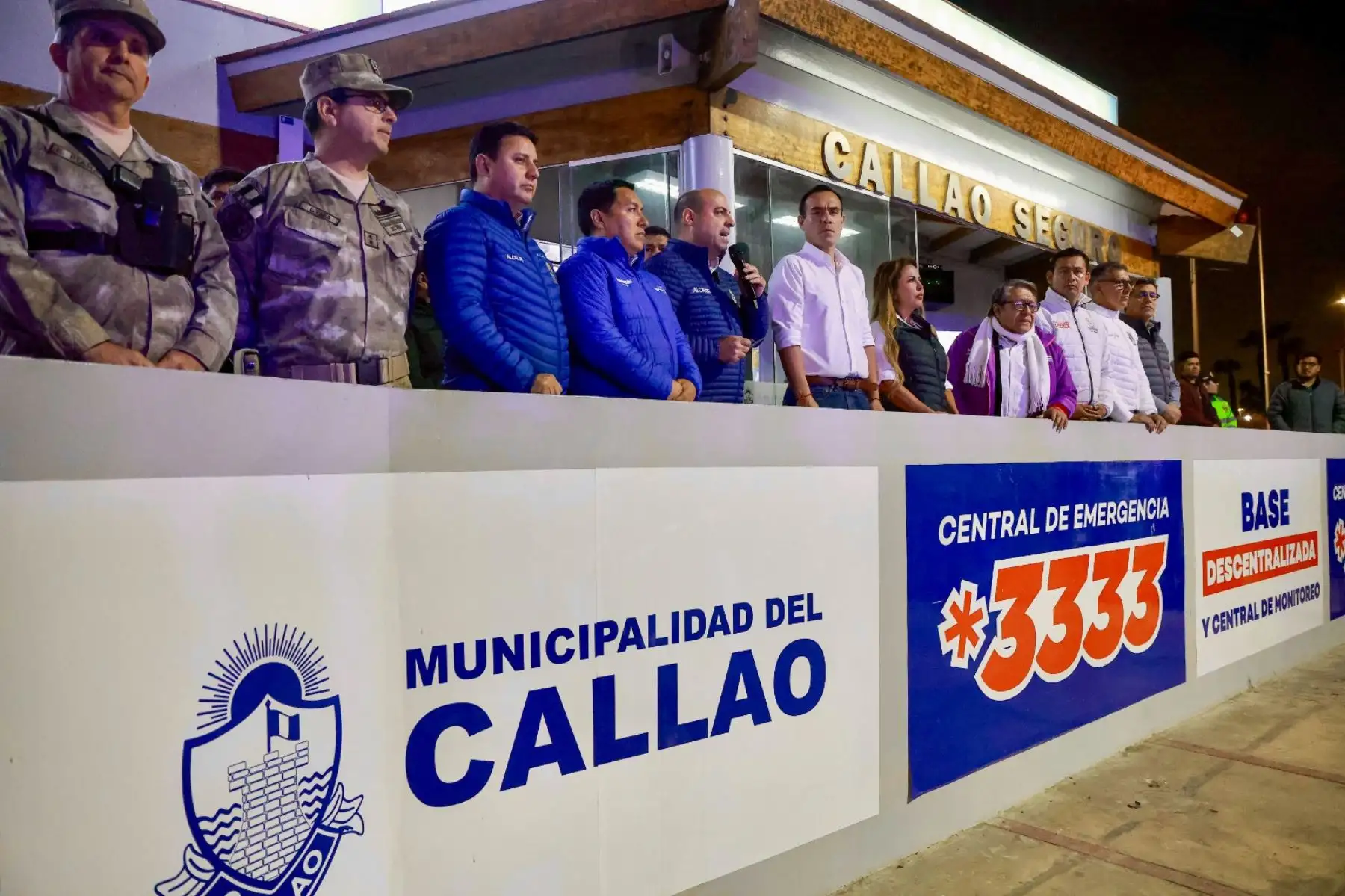 El mandatario estuvo acompañado por el alcalde provincial del Callao, Pedro Spadaro, y el gobernador regional del Callao, Ciro Castillo, así como  autoridades policiales del primer puerto, a quienes pidió trabajar en conjunto contra la criminalidad. Foto: ANDINA/ Prensa Presidencia