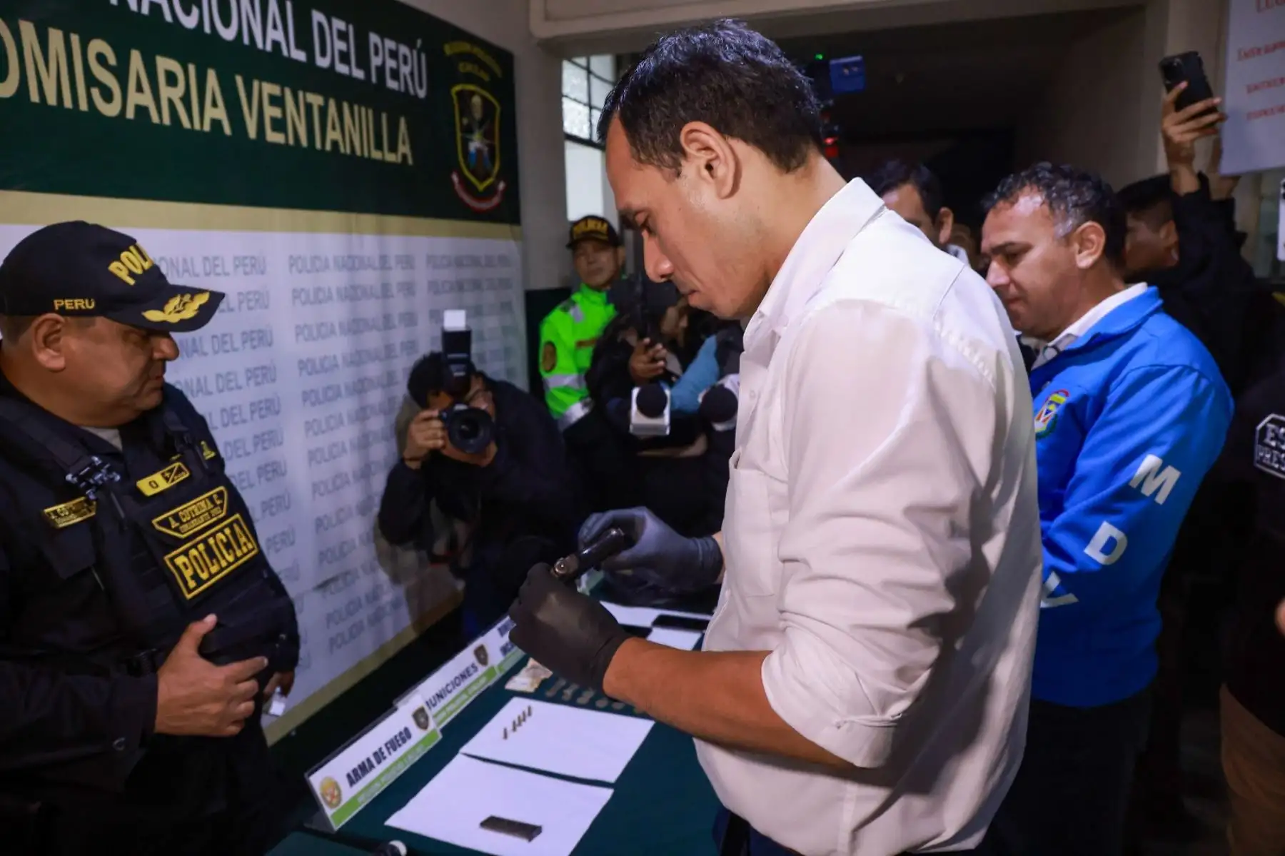 El mandatario estuvo acompañado por el alcalde provincial del Callao, Pedro Spadaro, y el gobernador regional del Callao, Ciro Castillo, así como  autoridades policiales del primer puerto, a quienes pidió trabajar en conjunto contra la criminalidad. Foto: ANDINA/ Prensa Presidencia
