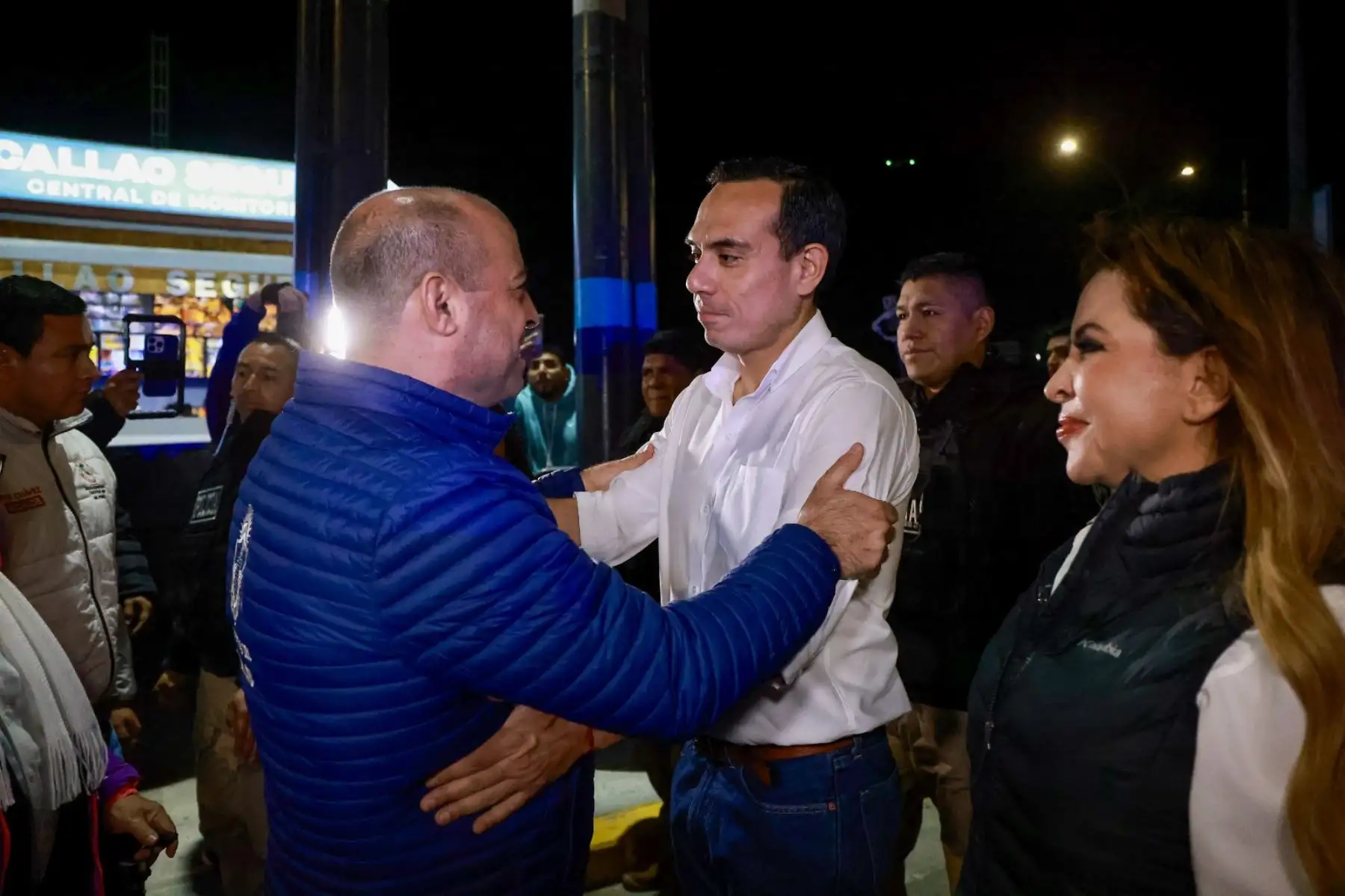 El mandatario estuvo acompañado por el alcalde provincial del Callao, Pedro Spadaro, y el gobernador regional del Callao, Ciro Castillo, así como  autoridades policiales del primer puerto, a quienes pidió trabajar en conjunto contra la criminalidad. Foto: ANDINA/ Prensa Presidencia