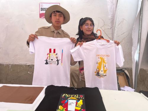 Un grupo de estudiantes del colegio Mariscal Cáceres, en la región Ayacucho, impulsa un innovador proyecto textil enfocado en la producción de polos personalizados con estampados DTF, combinando arte, tecnología y espíritu empresarial. ANDINA/Difusión