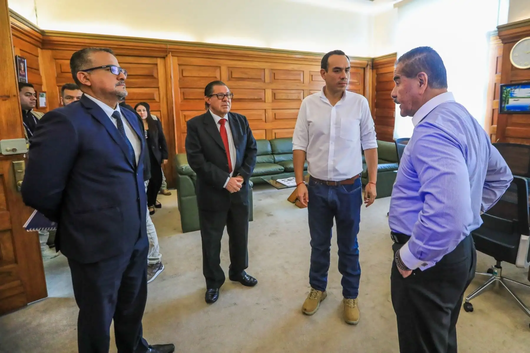 Presidente José Jerí visitó la sede institucional del Minsa y sostuvo una reunión de trabajo con el titular y ambos viceministros del sector para abordar los alcances sobre las políticas que se desarrollarán en los próximos meses, así como el fortalecimiento en el sistema de salud y el cierre de brechas en favor de la población. Foto: ANDINA/Prensa Presidencia