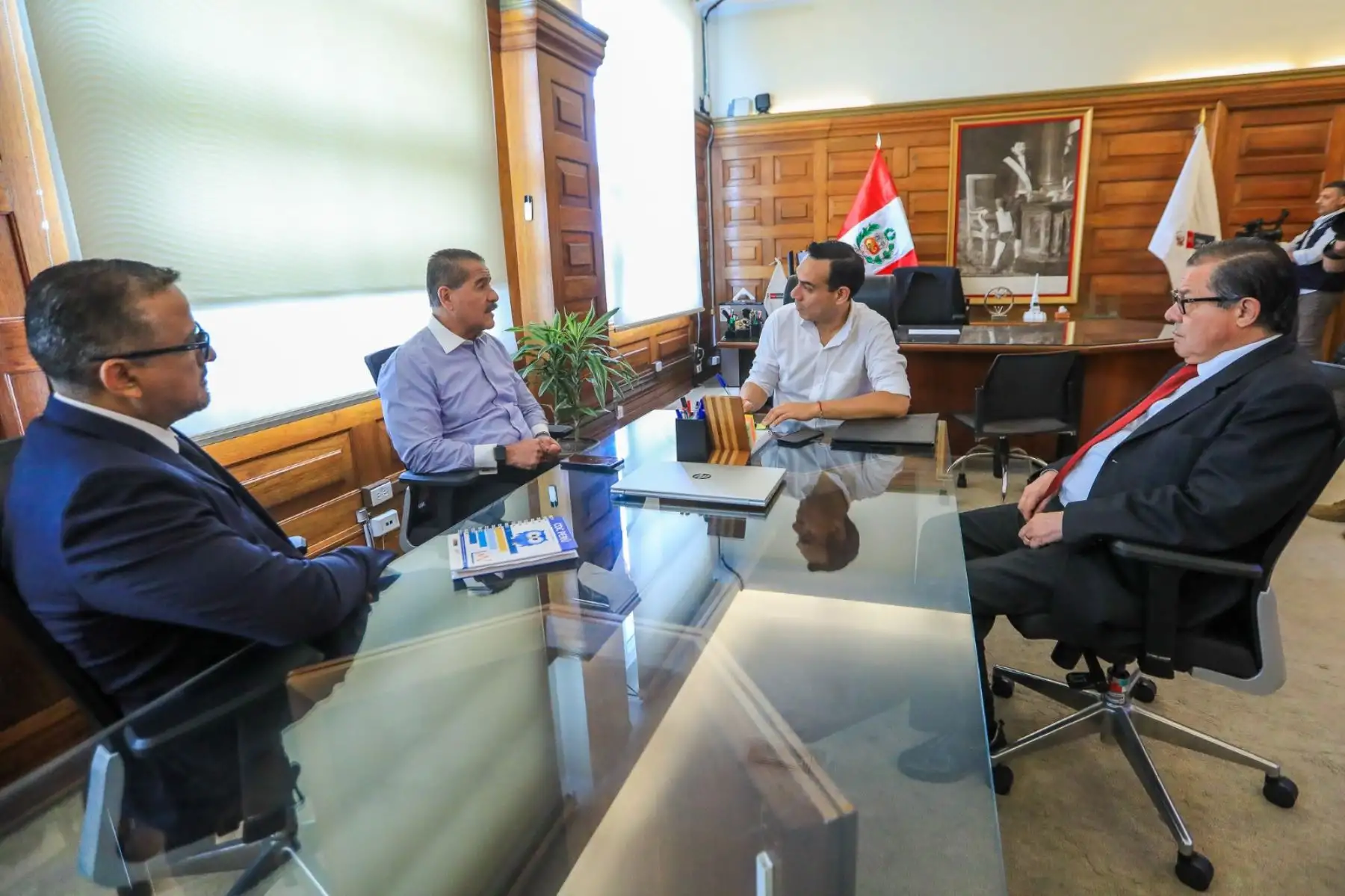 Presidente José Jerí visitó la sede institucional del Minsa y sostuvo una reunión de trabajo con el titular y ambos viceministros del sector para abordar los alcances sobre las políticas que se desarrollarán en los próximos meses, así como el fortalecimiento en el sistema de salud y el cierre de brechas en favor de la población. Foto: ANDINA/Prensa Presidencia