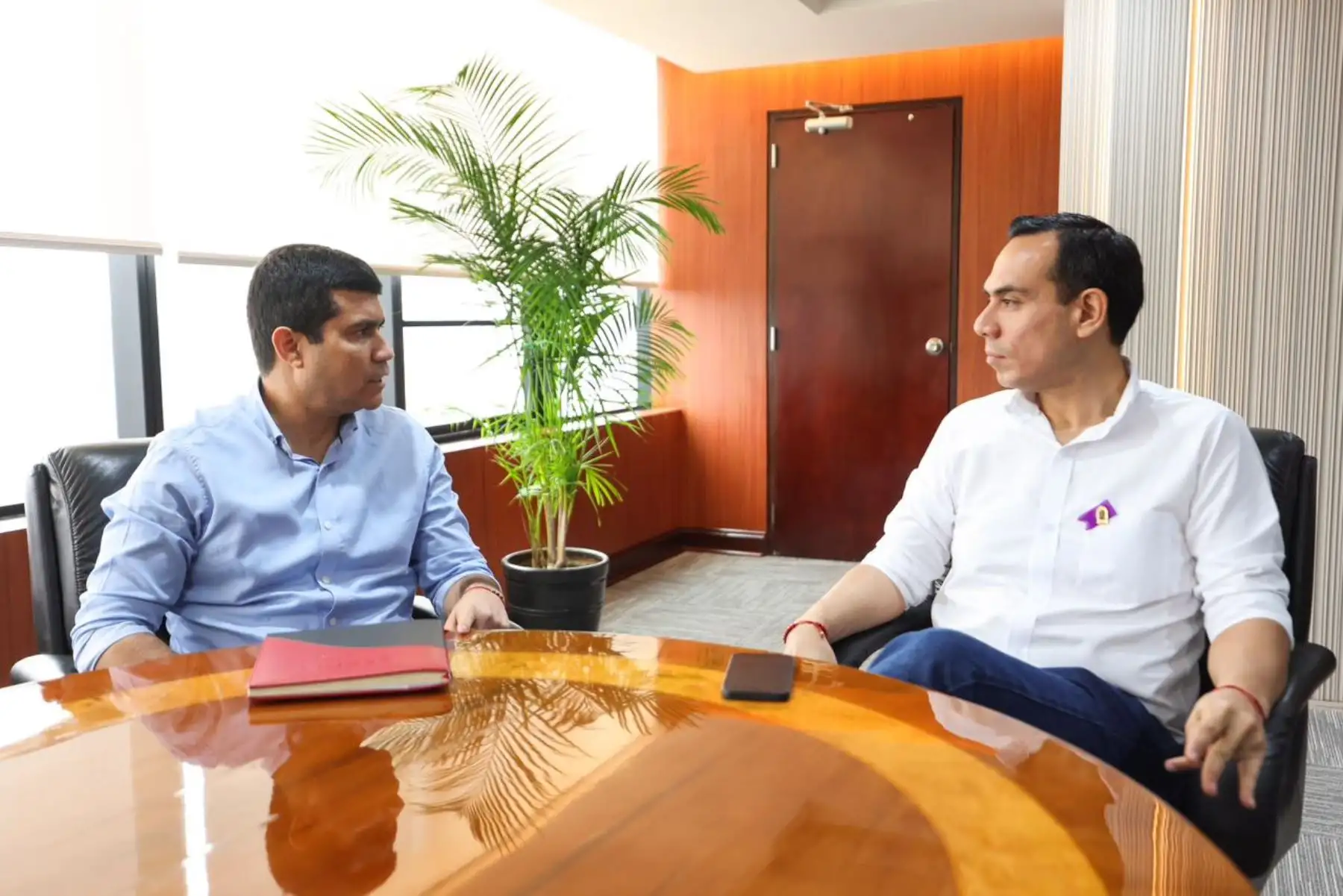 El presidente de la República, José Jerí Oré, visitó la sede institucional del Ministerio de Vivienda para sostener una reunión de trabajo con el titular del sector, Wilder Sifuentes Quilcate. Foto:ANDINA/Prensa Presidencia