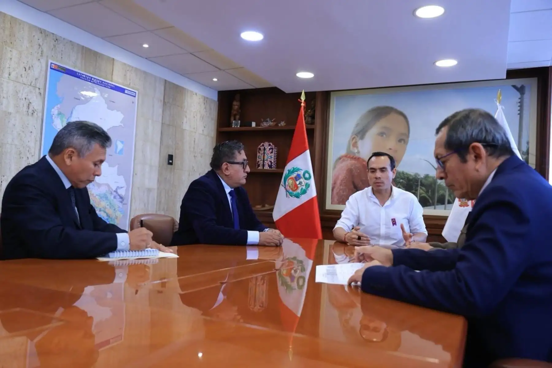 El presidente de la República, José Jerí, se reunió con el ministro de Energía y Minas, Luis Bravo, y los viceministros de Electricidad e Hidrocarburos, para conocer los avances y principales acciones del sector que contribuyan a la toma de decisiones asertivas. Este encuentro reafirma el compromiso del Gobierno con la articulación intersectorial para seguir impulsando el desarrollo del país. Foto:ANDINA/Prensa Presidencia