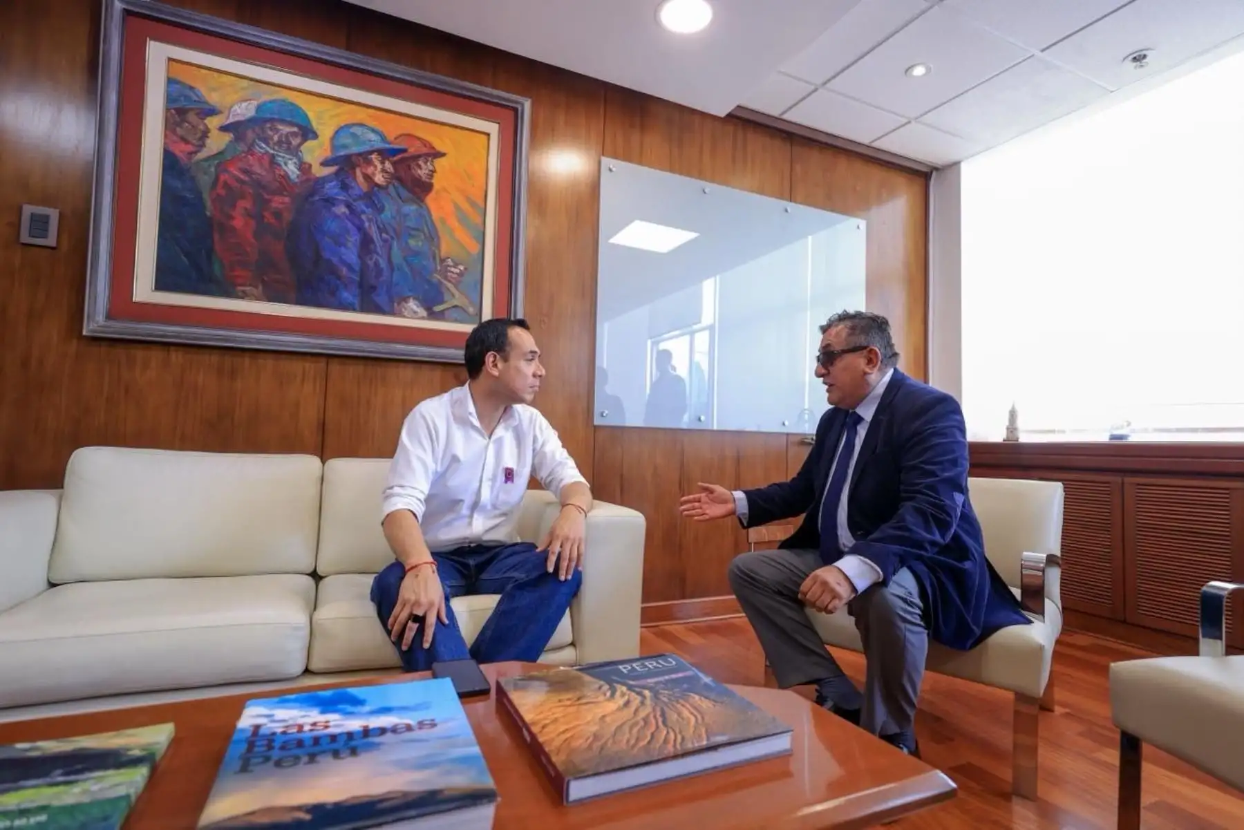 El presidente de la República, José Jerí, se reunió con el ministro de Energía y Minas, Luis Bravo, y los viceministros de Electricidad e Hidrocarburos, para conocer los avances y principales acciones del sector que contribuyan a la toma de decisiones asertivas. Este encuentro reafirma el compromiso del Gobierno con la articulación intersectorial para seguir impulsando el desarrollo del país. Foto:ANDINA/Prensa Presidencia