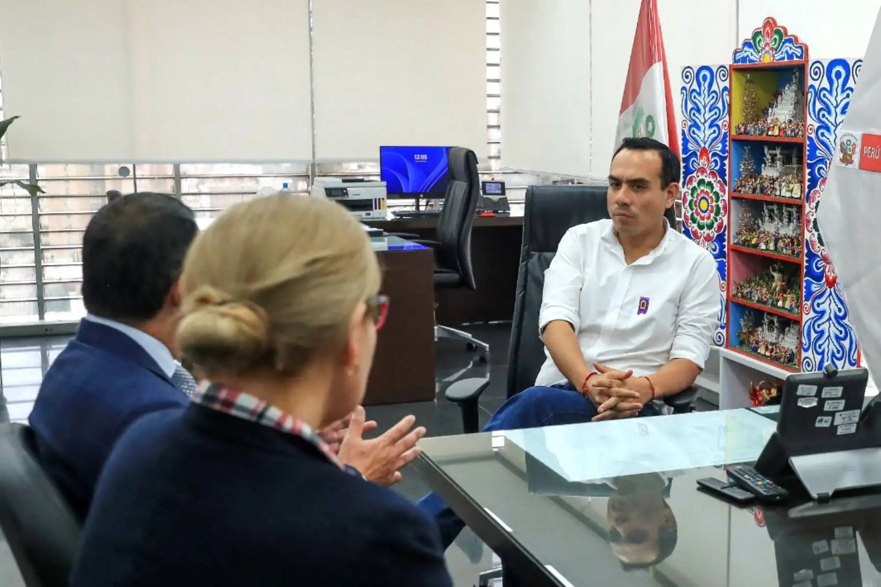 El presidente de la República, José Jerí, sostuvo una reunión de trabajo con el ministro de Educación, Jorge Figueroa. Durante el encuentro, el titular del sector presentó los avances en la mejora del servicio educativo, orientados a brindar óptimas oportunidades de aprendizaje a miles de estudiantes en todo el país. Foto:ANDINA/Prensa Presidencia