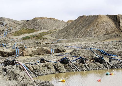 El Gobierno Regional de Puno declaró en emergencia ambiental a la región por la creciente actividad minera ilegal e informal en la región.