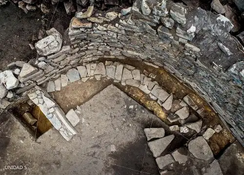 Arqueólogos del Proyecto de Investigación Arqueológico Xalca Grande de la Universidad Nacional Toribio Rodríguez de Mendoza de Amazonas hallaron ductos prehispánicos en el sitio arqueológico Ollape de la cultura Chachapoya. ANDINA/Difusión