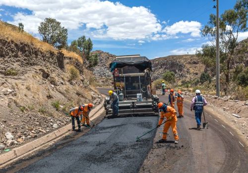 La Municipalidad de Caylloma ejecuta trabajos de asfaltado en la vía que conduce a los baños termales La Calera, un importante atractivo turístico del valle del Colca, en Arequipa. ANDINA/Difusión
