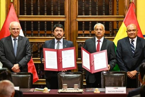 Signing of the Commercial Management Agreement between the National Port Company (ENAPU) and the Bolivian Port Services Administration (ASP-B). Photo: Courtesy.