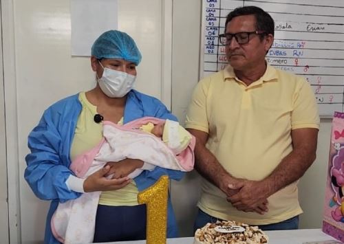 Médicos del Hospital de EsSalud en Tumbes logran salvar la vida de bebé prematura que fue atendida en la UCI Neonatal. ANDINA/Difusión