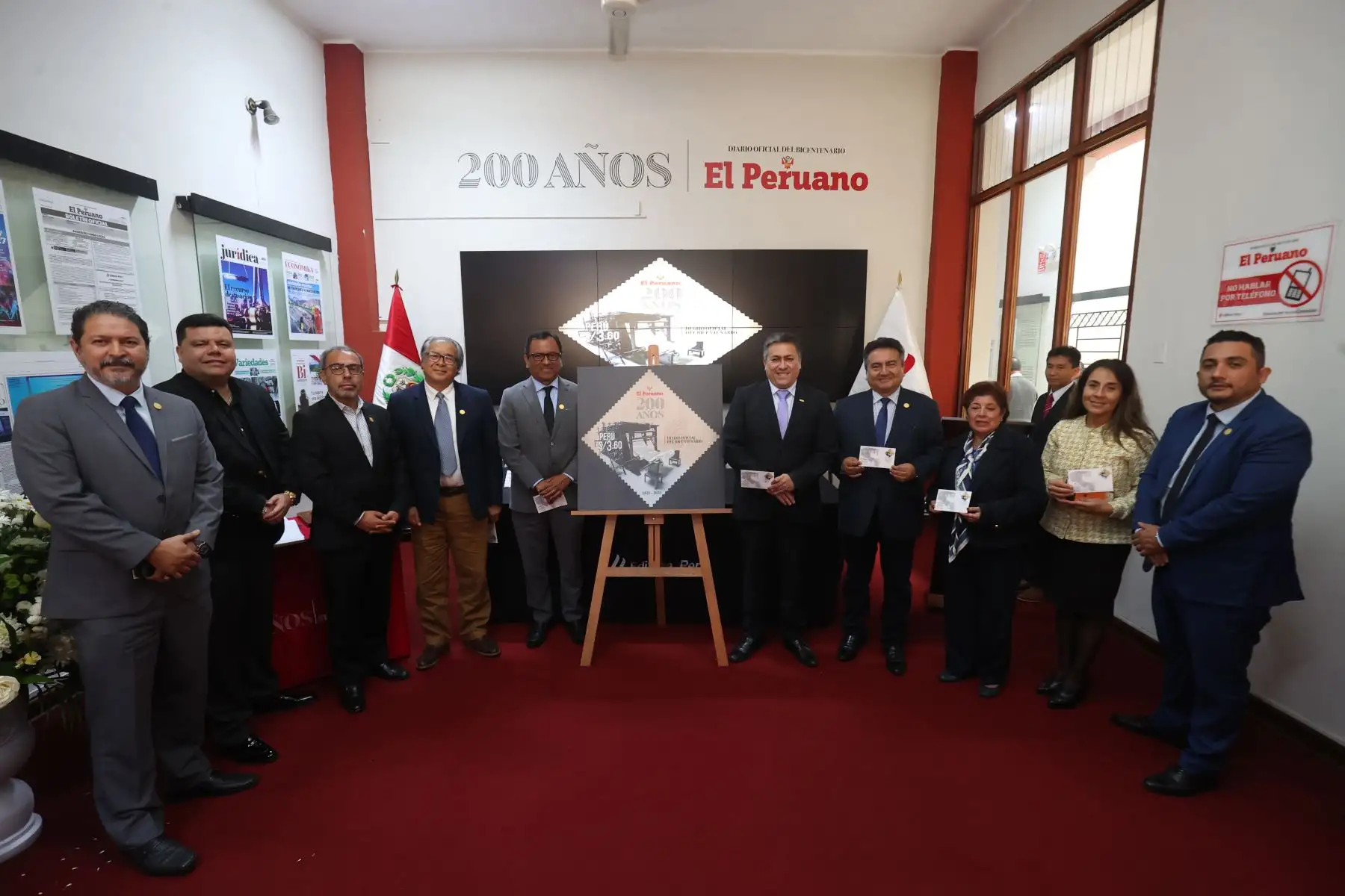 Lanzamiento de la estampilla conmemorativa por el bicentenario del diario oficial El Peruano realizado en las instalaciones de Editora Perú y donde participaron el gerente general de Editora Perú, Omar Tagle Mendoza, Alexander Infantes, gerente general de Serpost, Hugo Aguirre, presidente de directorio de Editora Perú y Félix Paz, Director de Medios Periodísticos.

Foto:ANDINA / Juan Carlos Guzmán Negrini
