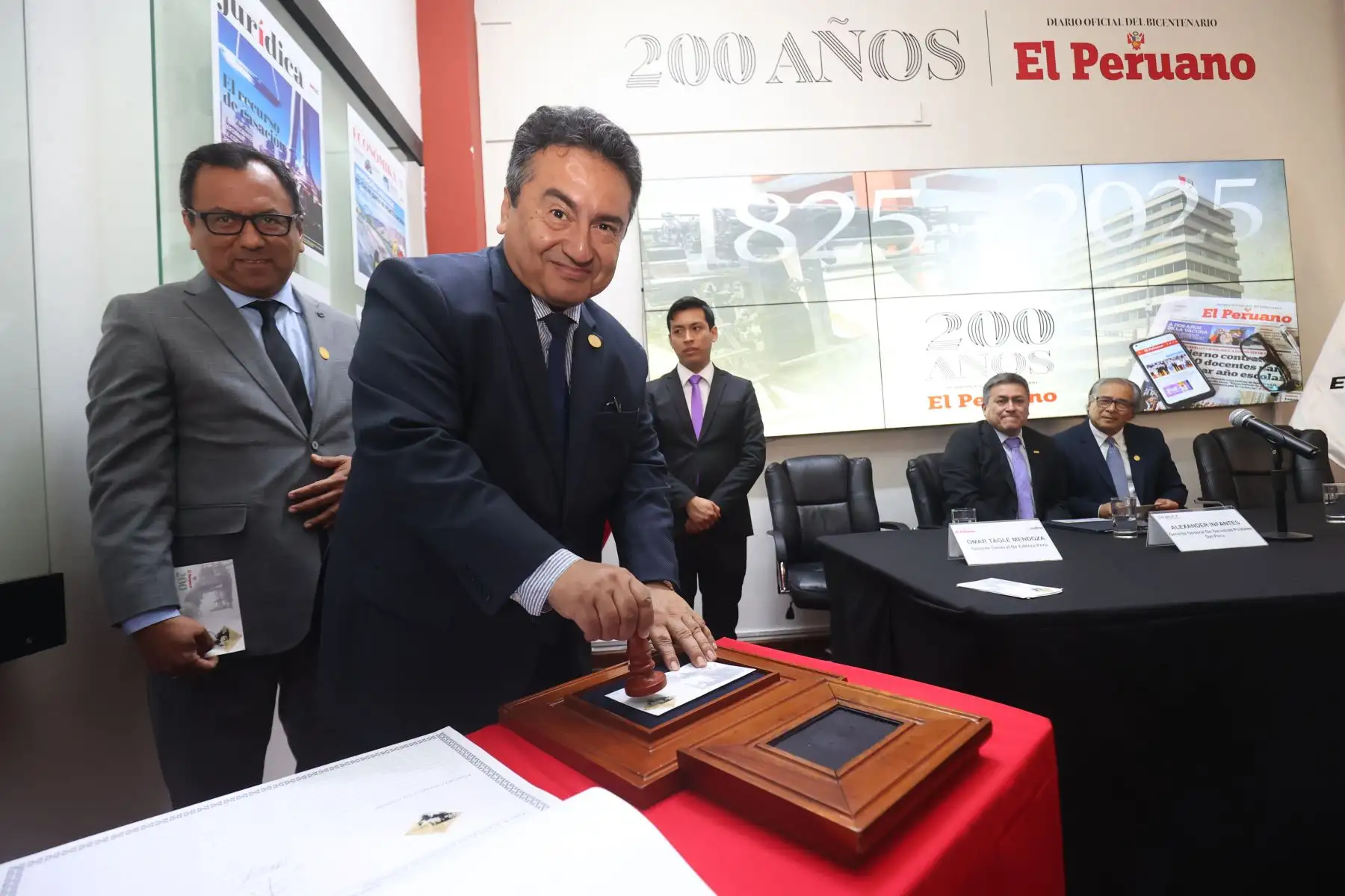 Lanzamiento de la estampilla conmemorativa por el bicentenario del diario oficial El Peruano realizado en las instalaciones de Editora Perú y donde participaron el gerente general de Editora Perú, Omar Tagle Mendoza, Alexander Infantes, gerente general de Serpost, Hugo Aguirre, presidente de directorio de Editora Perú y Félix Paz, Director de Medios Periodísticos.

Foto:ANDINA / Juan Carlos Guzmán Negrini