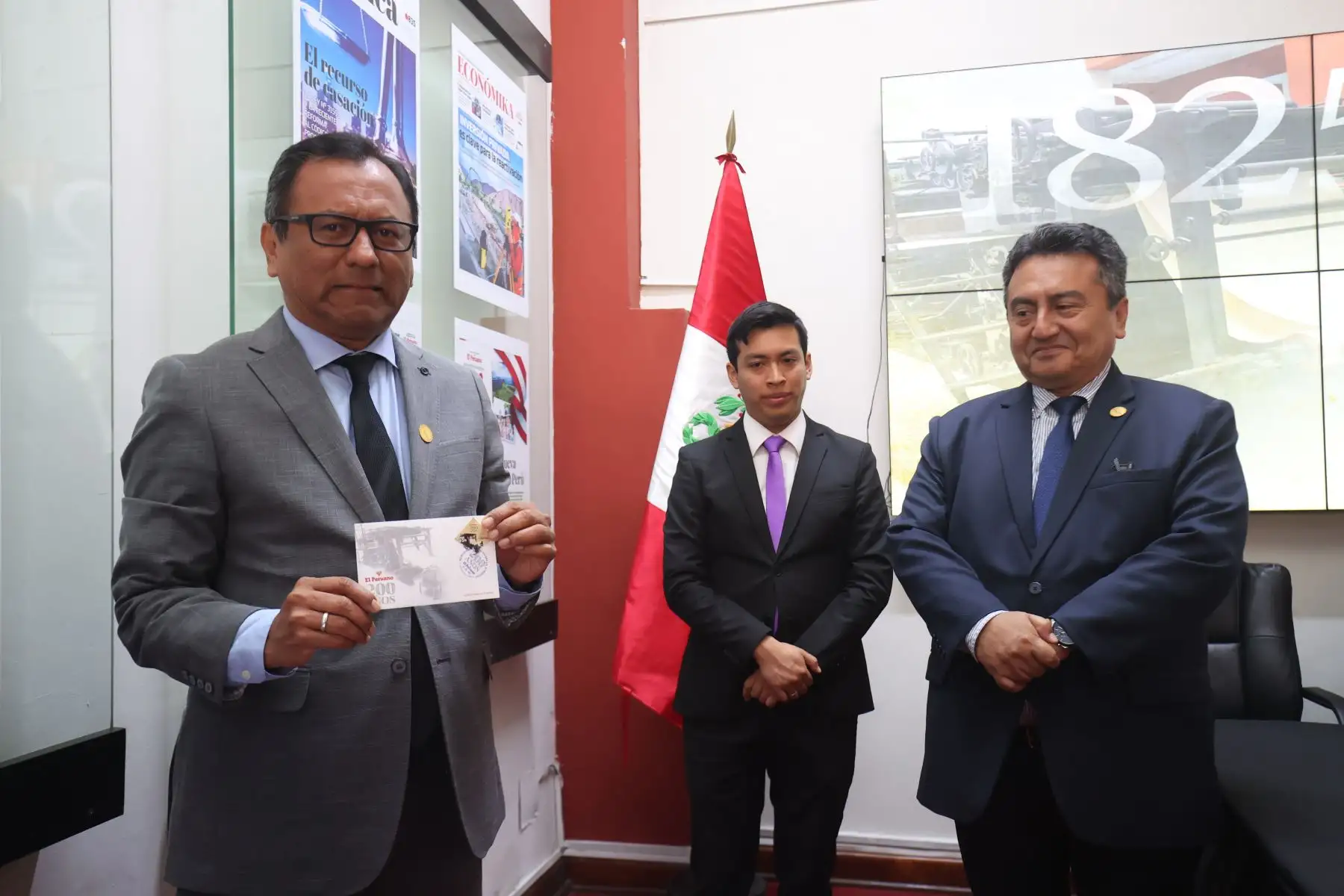 Lanzamiento de la estampilla conmemorativa por el bicentenario del diario oficial El Peruano realizado en las instalaciones de Editora Perú y donde participaron el gerente general de Editora Perú, Omar Tagle Mendoza, Alexander Infantes, gerente general de Serpost, Hugo Aguirre, presidente de directorio de Editora Perú y Félix Paz, Director de Medios Periodísticos.

Foto:ANDINA / Juan Carlos Guzmán Negrini