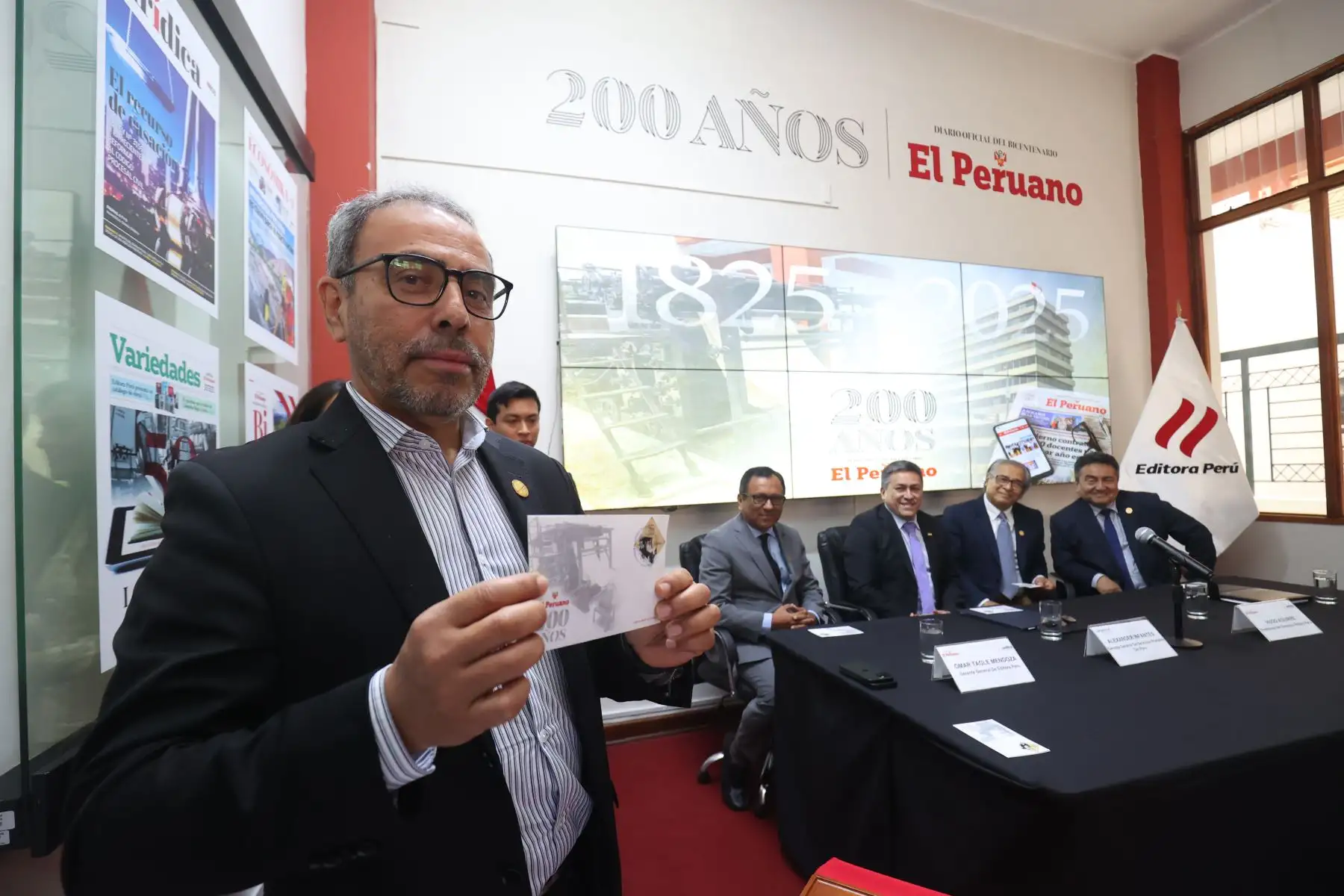 Lanzamiento de la estampilla conmemorativa por el bicentenario del diario oficial El Peruano realizado en las instalaciones de Editora Perú y donde participaron el gerente general de Editora Perú, Omar Tagle Mendoza, Alexander Infantes, gerente general de Serpost, Hugo Aguirre, presidente de directorio de Editora Perú y Félix Paz, Director de Medios Periodísticos.

Foto:ANDINA / Juan Carlos Guzmán Negrini