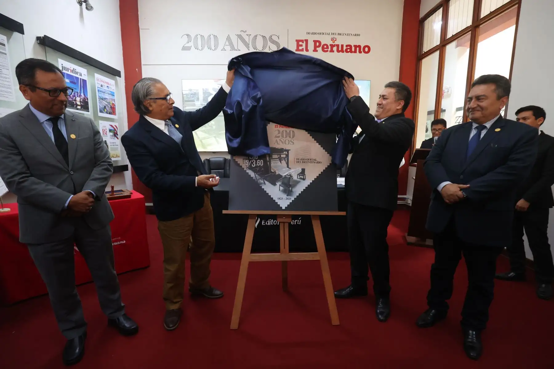 Lanzamiento de la estampilla conmemorativa por el bicentenario del diario oficial El Peruano realizado en las instalaciones de Editora Perú y donde participaron el gerente general de Editora Perú, Omar Tagle Mendoza, Alexander Infantes, gerente general de Serpost, Hugo Aguirre, presidente de directorio de Editora Perú y Félix Paz, Director de Medios Periodísticos.

Foto:ANDINA / Juan Carlos Guzmán Negrini