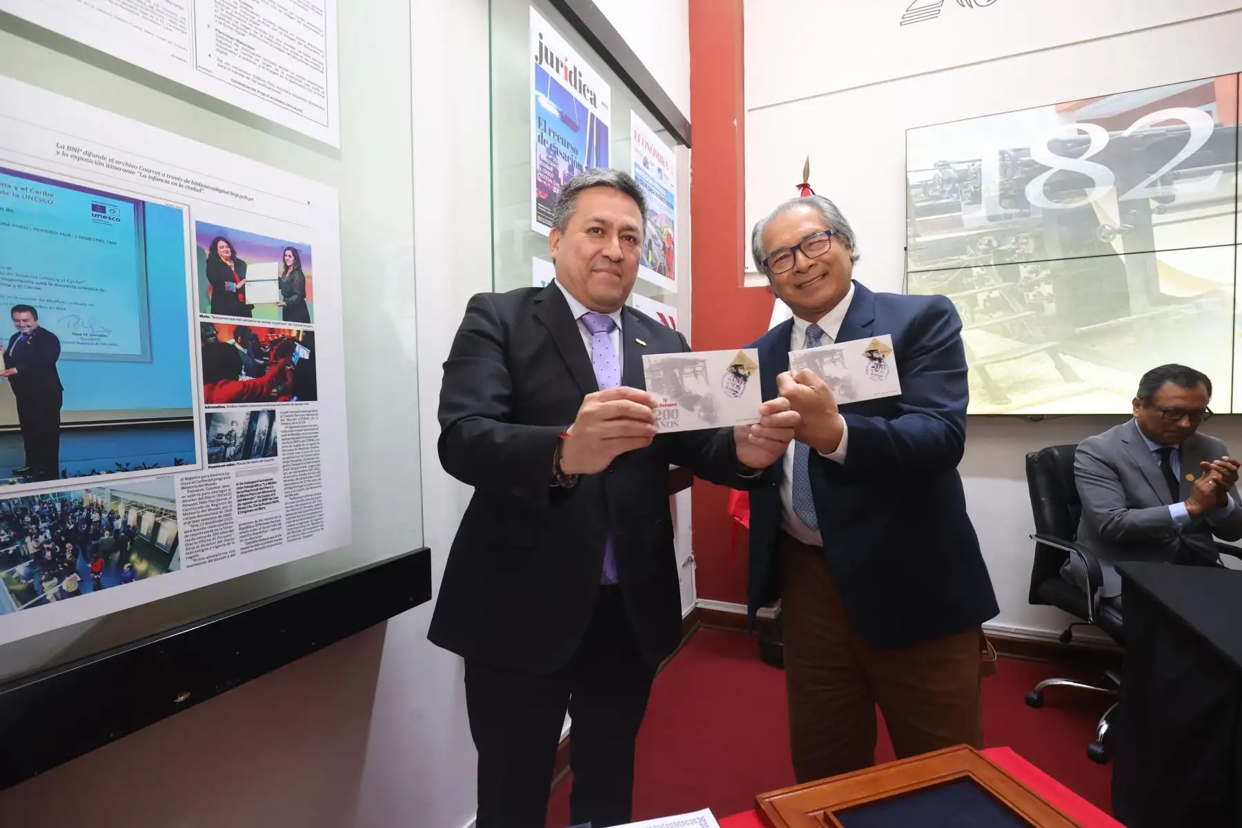 Lanzamiento de la estampilla conmemorativa por el bicentenario del diario oficial El Peruano realizado en las instalaciones de Editora Perú y donde participaron el gerente general de Editora Perú, Omar Tagle Mendoza, Alexander Infantes, gerente general de Serpost, Hugo Aguirre, presidente de directorio de Editora Perú y Félix Paz, Director de Medios Periodísticos.

Foto:ANDINA / Juan Carlos Guzmán Negrini