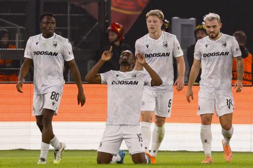 Cheick Souare (C) del Viktoria Plzen celebra con sus compañeros tras marcar un gol durante el partido de la fase de liga de la UEFA Europa League entre la AS Roma y el FC Viktoria Plzen en el estadio Olímpico de Roma. Foto: EFE
