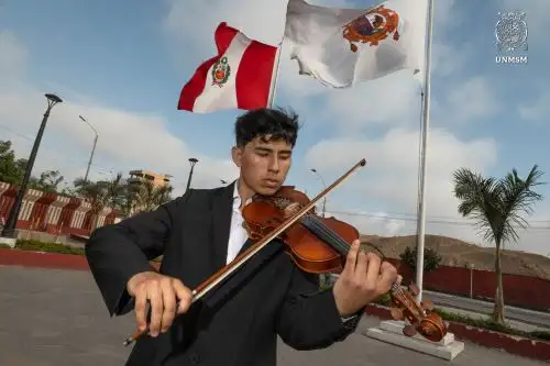 Sanmarquino Arturo Becerra Delgado y amante del violín. Foto: ANDINA/Difusión