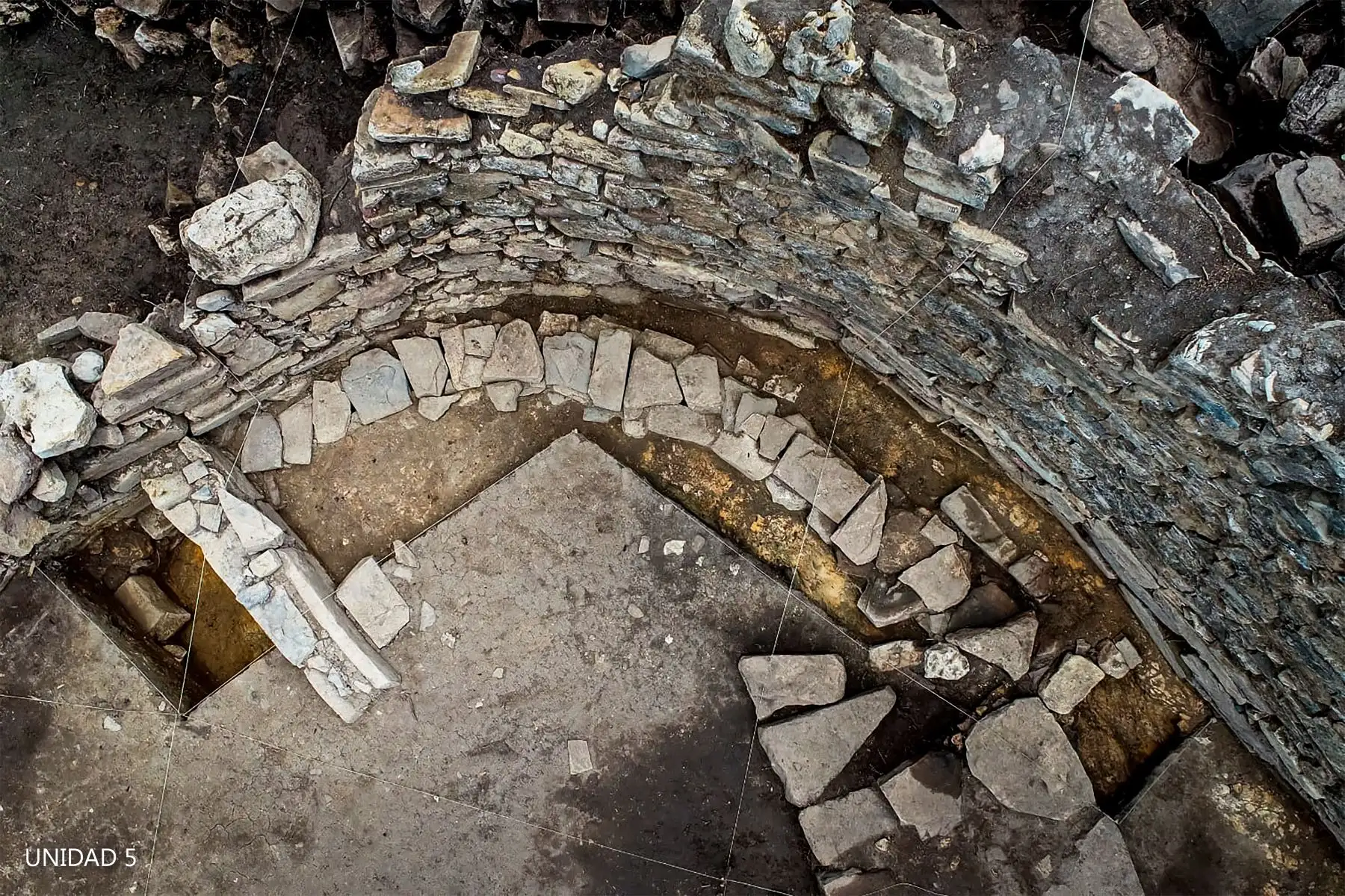 El hallazgo de nuevas evidencias de ductos prehispánicos en el sitio arqueológico Ollape, ubicado en el distrito de La Jalca Grande, provincia de Chachapoyas, región Amazonas, revelan un avanzado conocimiento de la cultura Chachapoya en el control y conducción del agua durante el periodo prehispánico, evidenciando una compleja planificación arquitectónica. Foto: Proyecto de Investigación Arqueológico Xalca Grande de la Universidad Nacional Toribio Rodríguez de Mendoza de Amazonas