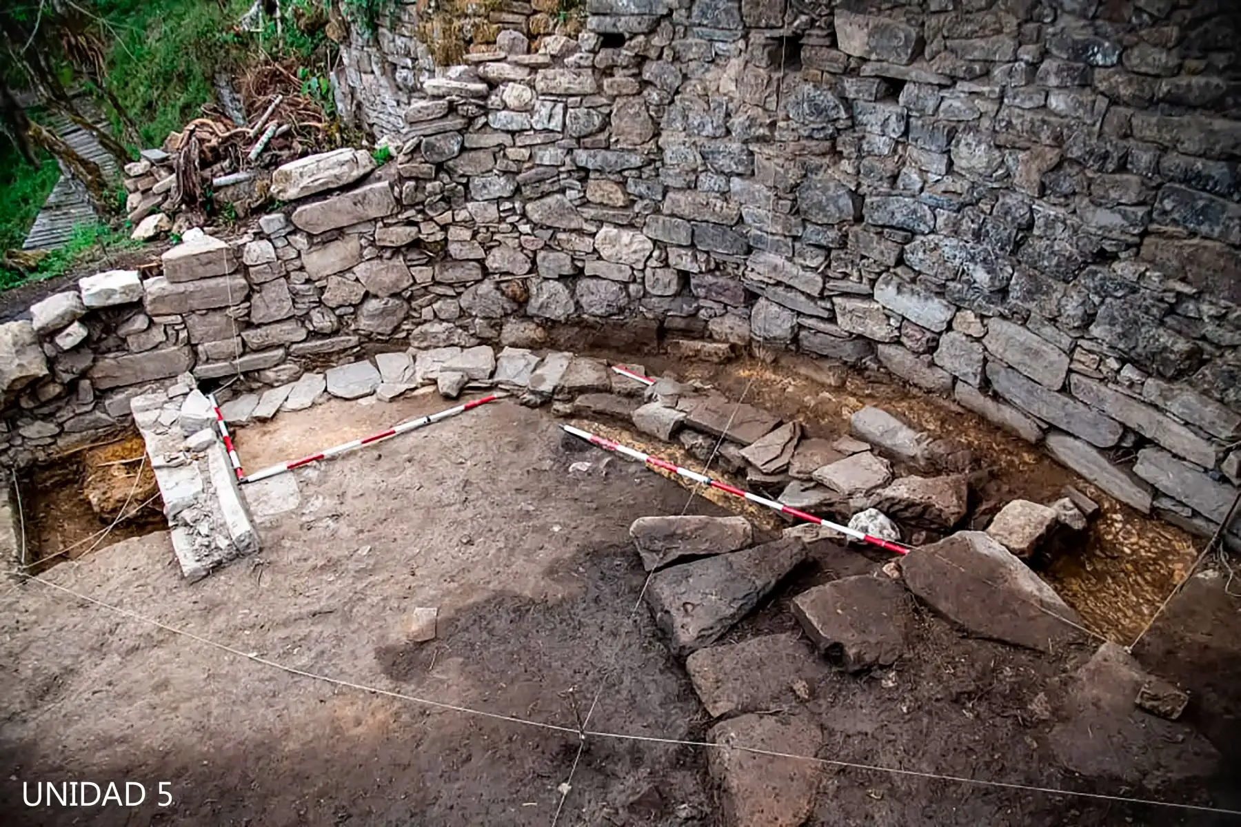 Durante la primera etapa del proyecto, se documentaron importantes hallazgos, entre ellos tres cabezas clavas y más de 200 estructuras prehispánicas identificadas mediante tecnología LiDAR y verificación en campo. Foto: Proyecto de Investigación Arqueológico Xalca Grande de la Universidad Nacional Toribio Rodríguez de Mendoza de Amazonas