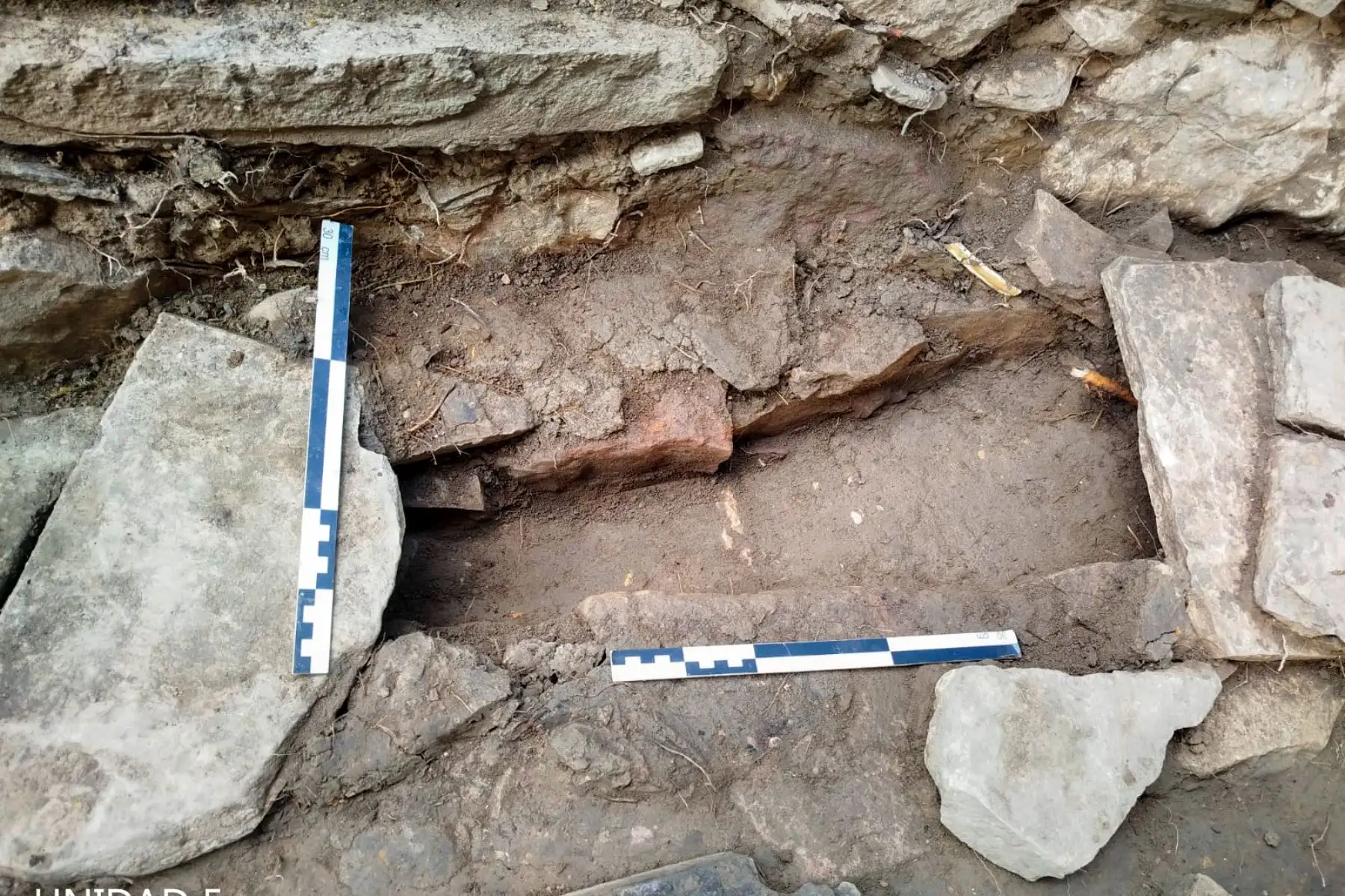 El proyecto explicó que en uno de los recintos excavados se identificó un ducto construido bajo el piso, elaborado con piedras y lajas unidas con mortero, que demuestra técnicas sofisticadas de manejo hídrico. Foto: Proyecto de Investigación Arqueológico Xalca Grande de la Universidad Nacional Toribio Rodríguez de Mendoza de Amazonas