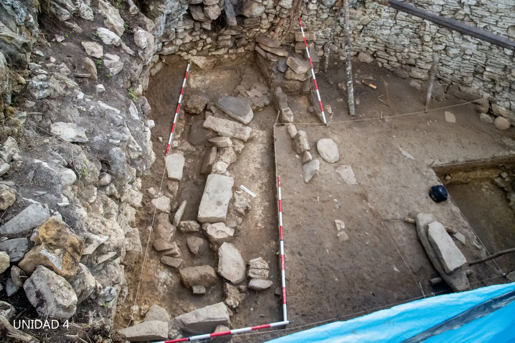 Este conducto bordea el muro perimetral del edificio y canaliza el agua hacia el exterior del asentamiento, confirmando un planeamiento arquitectónico orientado al manejo del recurso hídrico. Foto: Proyecto de Investigación Arqueológico Xalca Grande de la Universidad Nacional Toribio Rodríguez de Mendoza de Amazonas