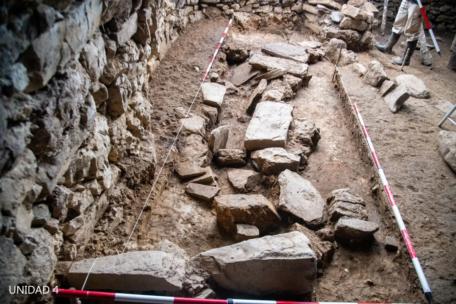 Reveló, además, que en otro sector se descubrió un segundo ducto de drenaje de más de cinco metros de longitud, cubierto con 24 lajas de piedra, que forma parte de un sistema empedrado bajo el piso del recinto. Foto: Proyecto de Investigación Arqueológico Xalca Grande de la Universidad Nacional Toribio Rodríguez de Mendoza de Amazonas