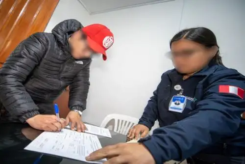 En la mayoría de los casos, los extranjeros son trasladadas a una dependencia policial tras ser intervenidos en un operativo de verificación y fiscalización migratoria. Estas diligencias se realizan por un tiempo máximo de 12 horas, y concluye con un informe policial dirigido a Migraciones, a través de sus jefaturas zonales.ANDINA/Difusión