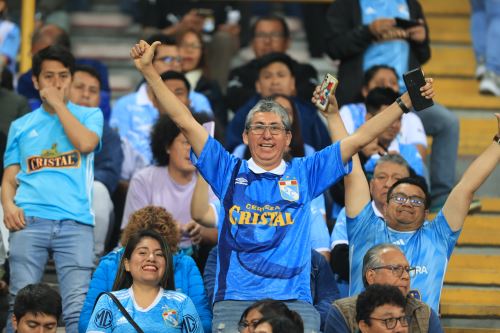 Hinchas celestes llegan al Estadio Nacional para apoyar a su equipo