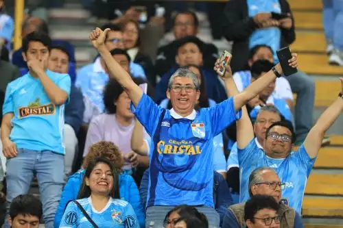 Hinchas celestes llegan al Estadio Nacional para apoyar a su equipo