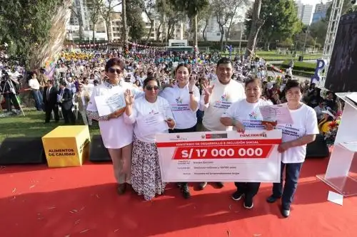 En la explanada del Circuito Mágico del Agua de Lima, la ministra Lesly Shica clausuró la la XIII Semana de la Inclusión Social. Foto: Midis