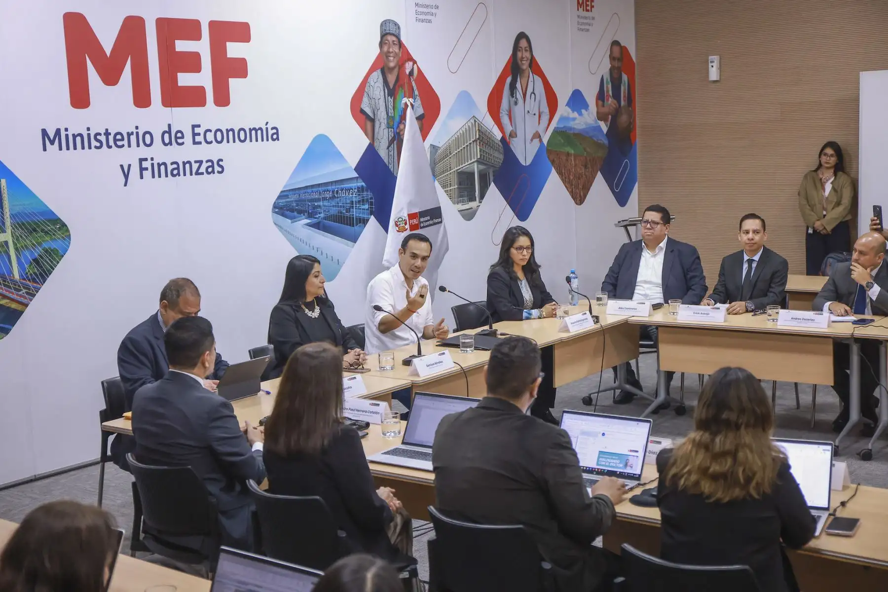 El presidente de la República, José Jerí Oré, realizó una visita inopinada al Ministerio de Economía y Finanzas, donde se reunió con la ministra Denisse Miralles y su equipo técnico. Foto: ANDINA/Prensa Presidencia