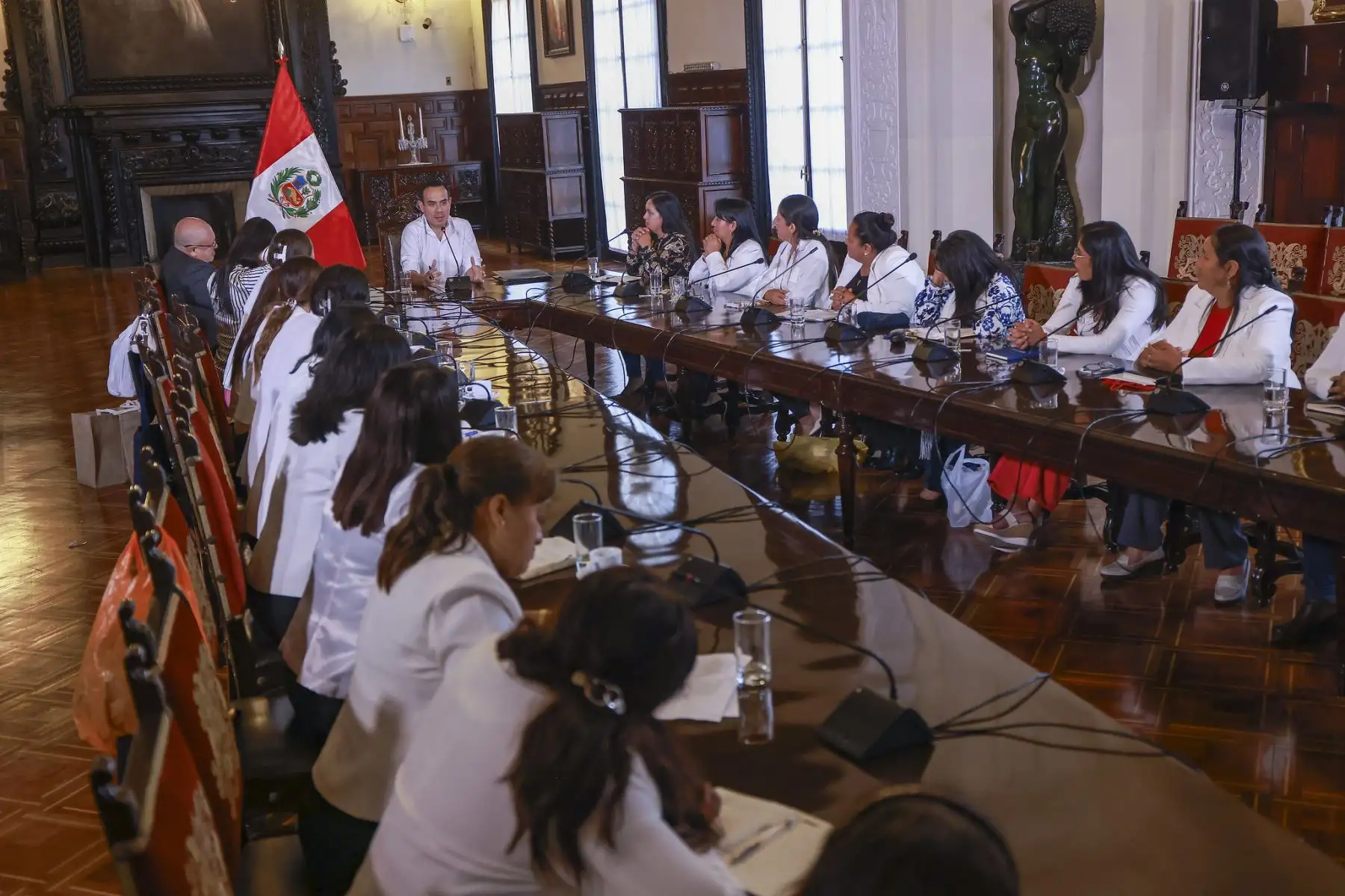 Gobierno y alcaldesas unidos por la gobernabilidad y la reconciliación nacional! En una reunión de trabajo, liderada por el presidente José Jerí Oré, la Asociación de Alcaldesas del Perú ratificó la apertura del Ejecutivo al diálogo como una herramienta que permite el desarrollo de la población y el apoyo incondicional recibido ante sus necesidades.  Foto: ANDINA/Prensa Presidencia