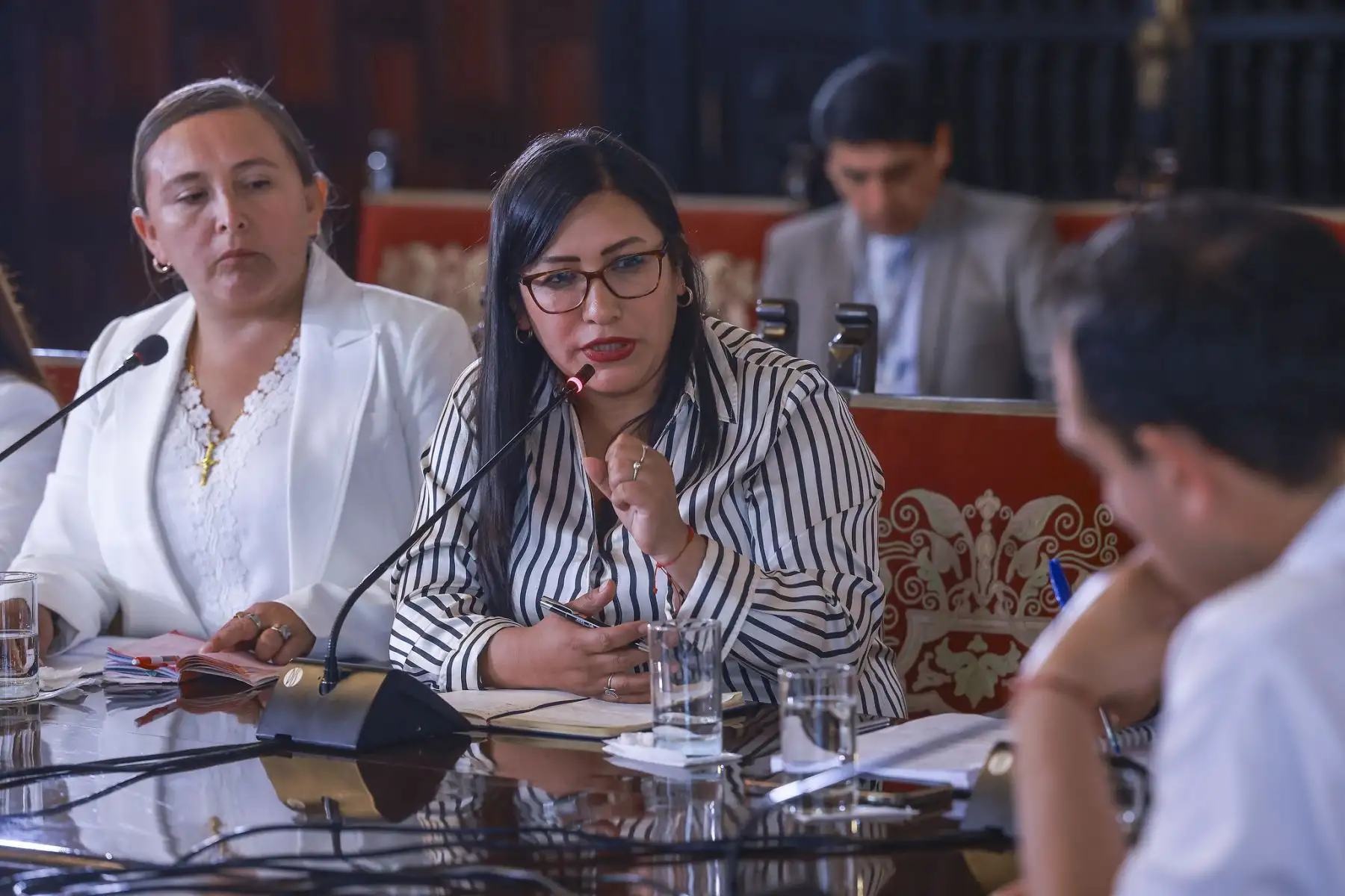 Gobierno y alcaldesas unidos por la gobernabilidad y la reconciliación nacional! En una reunión de trabajo, liderada por el presidente José Jerí Oré, la Asociación de Alcaldesas del Perú ratificó la apertura del Ejecutivo al diálogo como una herramienta que permite el desarrollo de la población y el apoyo incondicional recibido ante sus necesidades.  Foto: ANDINA/Prensa Presidencia