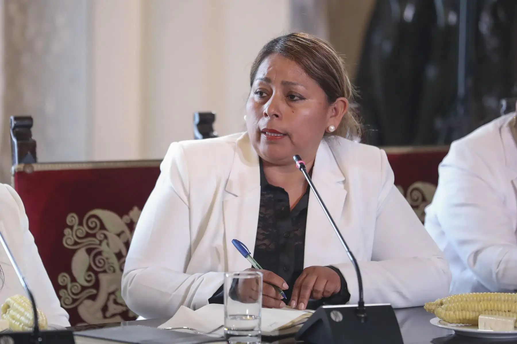 Gobierno y alcaldesas unidos por la gobernabilidad y la reconciliación nacional! En una reunión de trabajo, liderada por el presidente José Jerí Oré, la Asociación de Alcaldesas del Perú ratificó la apertura del Ejecutivo al diálogo como una herramienta que permite el desarrollo de la población y el apoyo incondicional recibido ante sus necesidades.  Foto: ANDINA/Prensa Presidencia