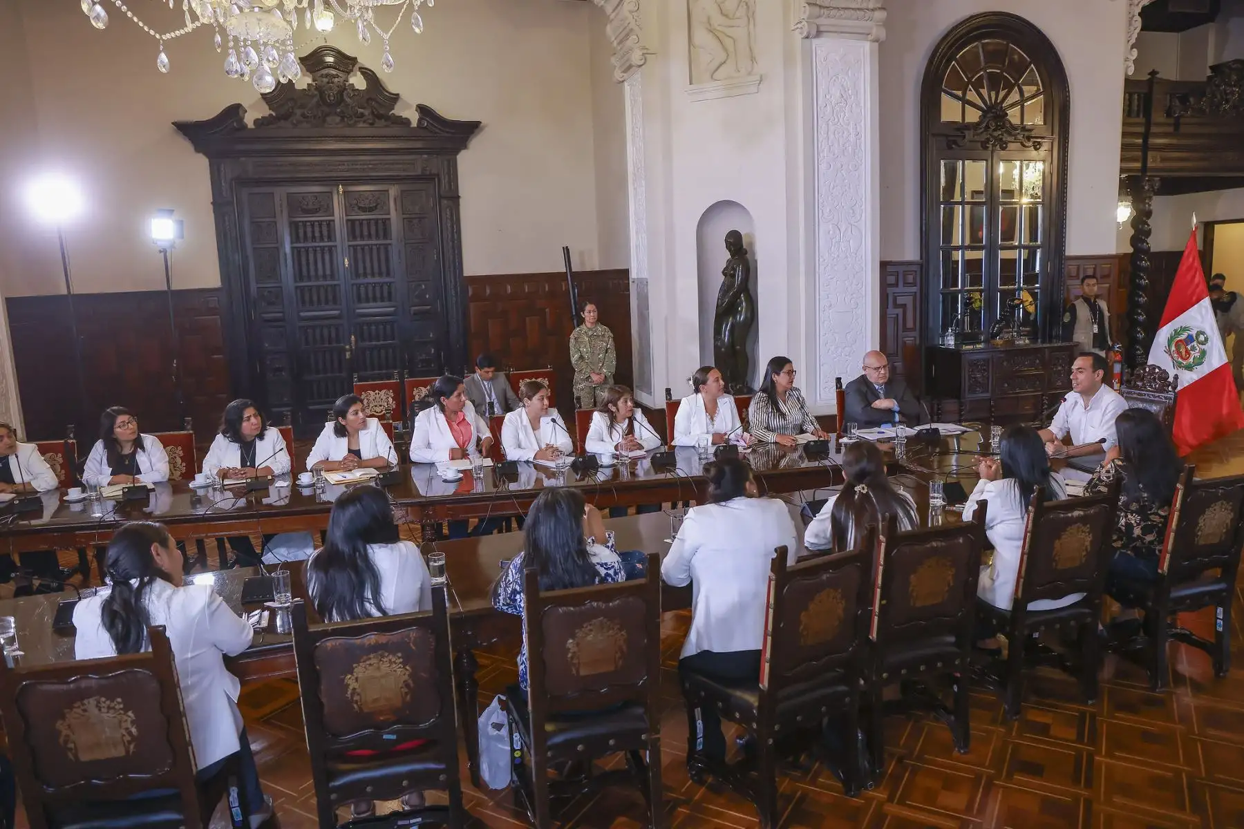 Gobierno y alcaldesas unidos por la gobernabilidad y la reconciliación nacional! En una reunión de trabajo, liderada por el presidente José Jerí Oré, la Asociación de Alcaldesas del Perú ratificó la apertura del Ejecutivo al diálogo como una herramienta que permite el desarrollo de la población y el apoyo incondicional recibido ante sus necesidades.  Foto: ANDINA/Prensa Presidencia
