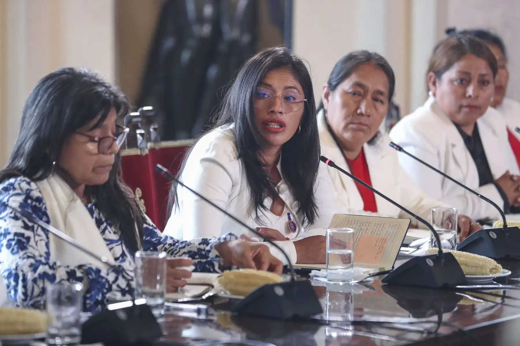 Gobierno y alcaldesas unidos por la gobernabilidad y la reconciliación nacional! En una reunión de trabajo, liderada por el presidente José Jerí Oré, la Asociación de Alcaldesas del Perú ratificó la apertura del Ejecutivo al diálogo como una herramienta que permite el desarrollo de la población y el apoyo incondicional recibido ante sus necesidades.  Foto: ANDINA/Prensa Presidencia